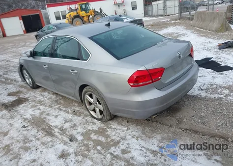 2012 Volkswagen Passat 2.5L Se z USA, uszkodzony, nr VIN 1VWBH7A37CC093862